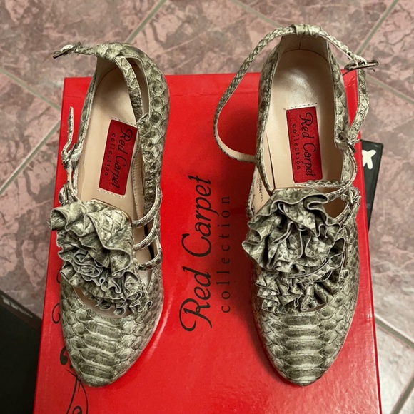 Town Shoes Red Carpet Collection - Picture 2 of 5